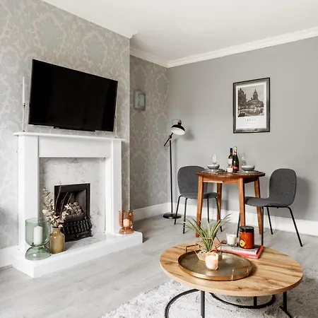 Holiday home Two-bed House Sleeps 5 With Large Garden & Parking