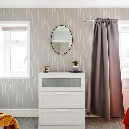 Two-bed House Sleeps 5 With Large Garden & Parking Leeds (West Yorkshire)