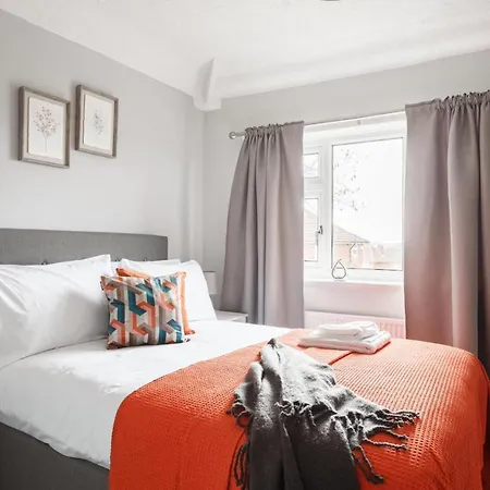 Two-bed House Sleeps 5 With Large Garden & Parking Holiday home *