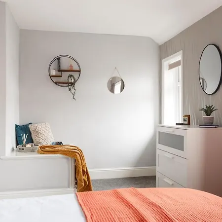Two-bed House Sleeps 5 With Large Garden & Parking Holiday home *