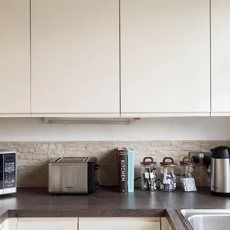 Two-bed House Sleeps 5 With Large Garden & Parking Holiday home Leeds (West Yorkshire)