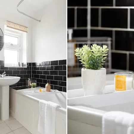 Two-bed House Sleeps 5 With Large Garden & Parking Holiday home Leeds (West Yorkshire)