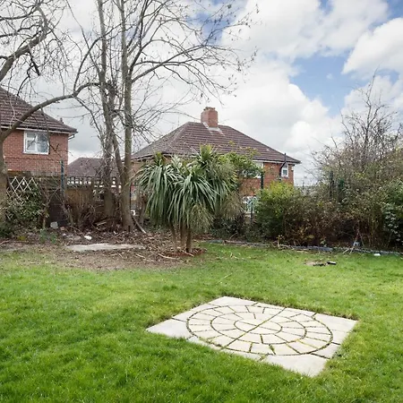 Two-bed House Sleeps 5 With Large Garden & Parking *