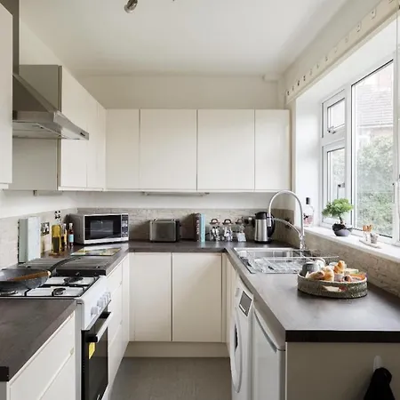 Holiday home Two-bed House Sleeps 5 With Large Garden & Parking